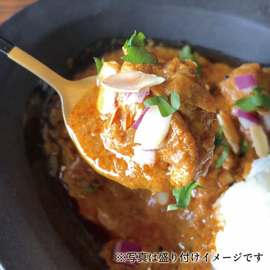etocatoカレー。スプーンですくった大ぶりのチキン。