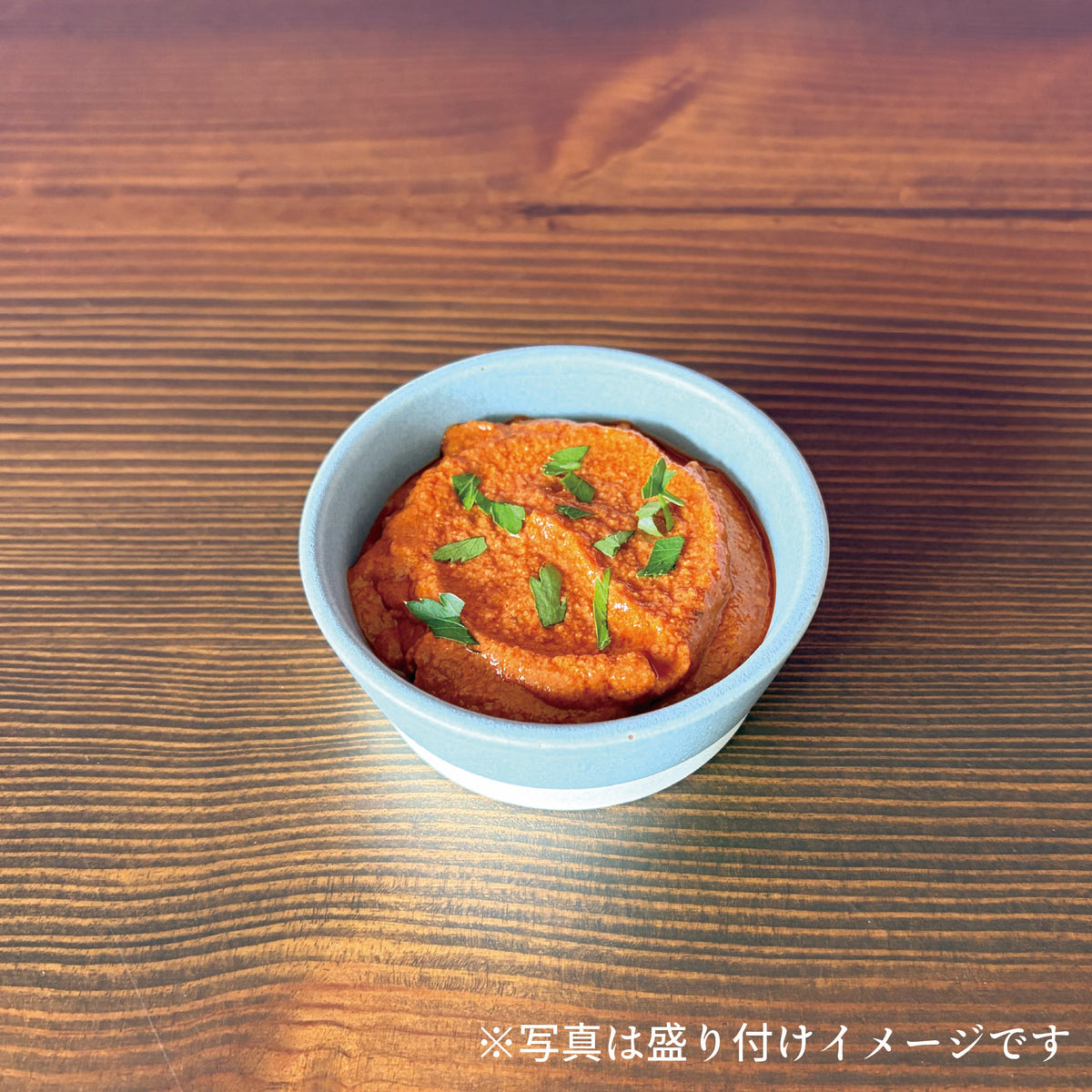 ブルーの小鉢に盛り付けたムハンマラ