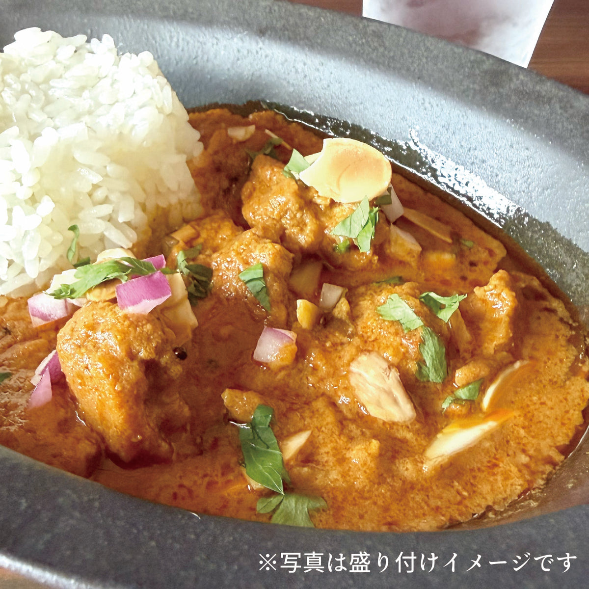 etocatoカレー。大ぶりのチキンがゴロゴロと入っています。パクチー・紫玉ねぎ・アーモンドスライスのトッピングがおすすめです。
