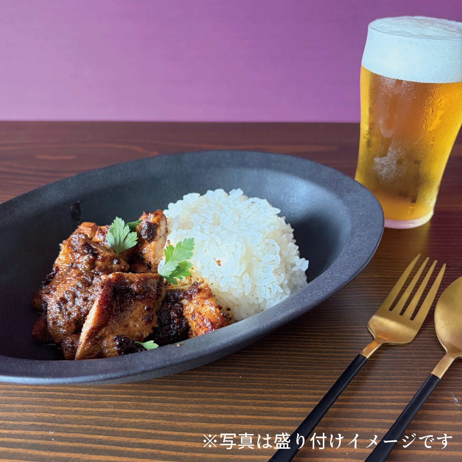 ジャークポークをごはんと一緒に。ビールを添えて、ごきげんな食卓。